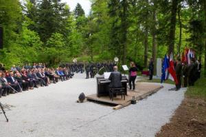 Praznovanje v Črni jami