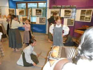 Otroška folklorna skupina OTROCI Z MAJLONTA nastopila ob odprtju razstave