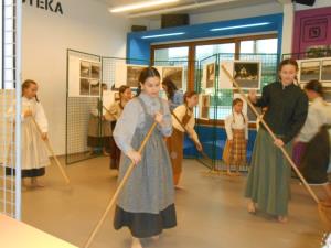 Otroška folklorna skupina OTROCI Z MAJLONTA nastopila ob odprtju razstave