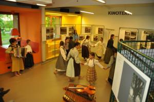 Otroška folklorna skupina OTROCI Z MAJLONTA nastopila ob odprtju razstave