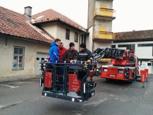 Druga predstavitev visoke lestve v Postojni