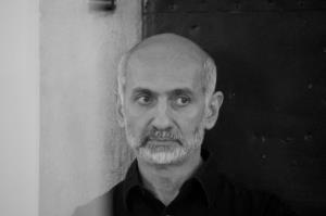 Armenski umetnik BAGRAT ARAZJAN po četrt stoletja spet razstavlja v Postojni