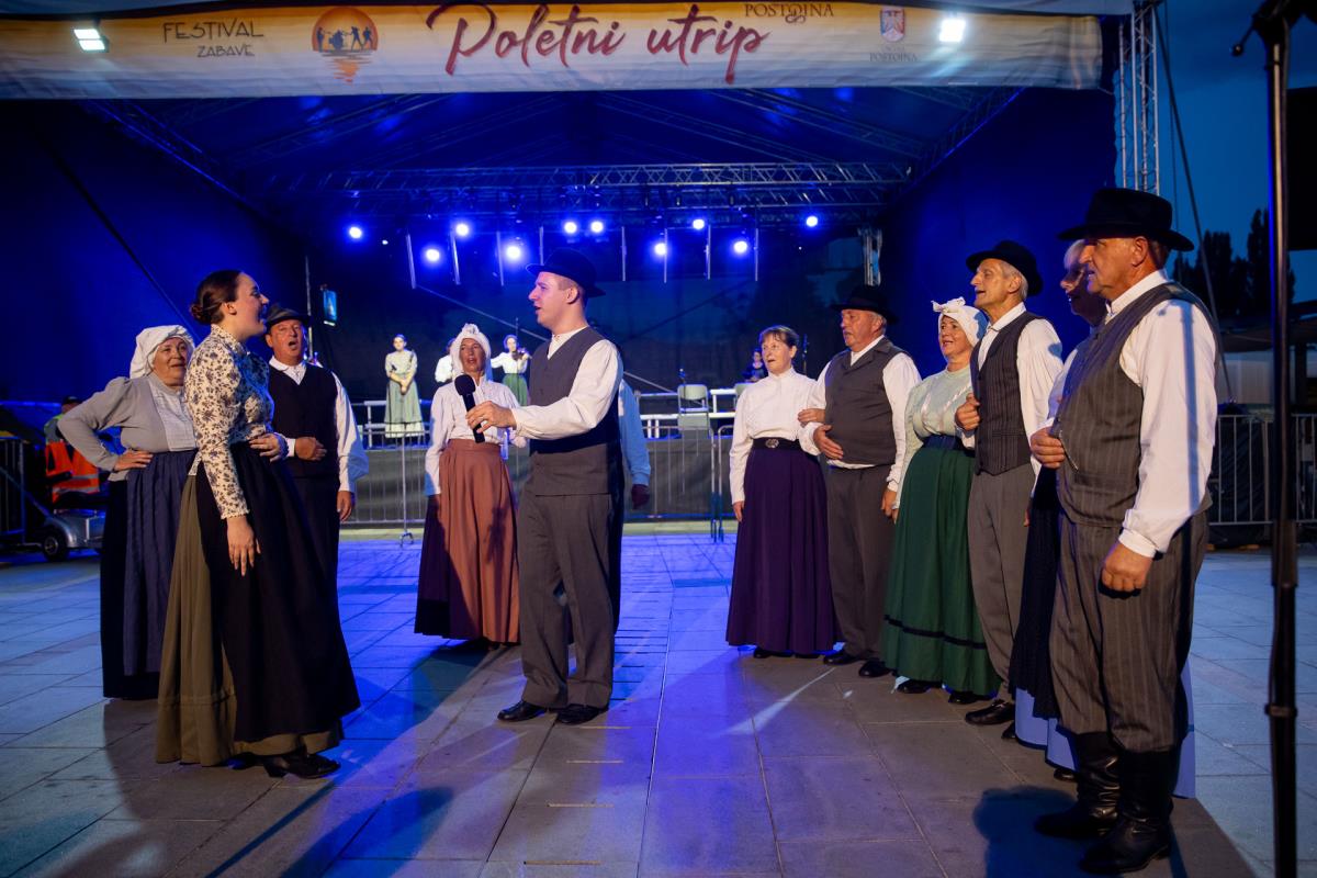 Foto utrinki nastopa Folklornega društva Rakek in Folklorne skupine ...