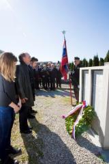 Trst in spomeniki padlim v Postojni