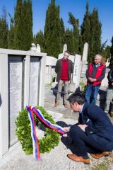 Trst in spomeniki padlim v Postojni