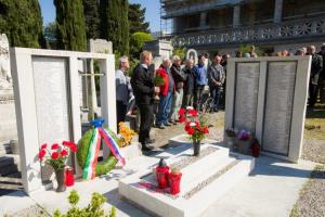 Trst in spomeniki padlim v Postojni