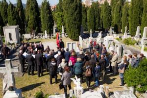 Trst in spomeniki padlim v Postojni