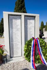 Trst in spomeniki padlim v Postojni