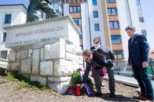 Trst in spomeniki padlim v Postojni