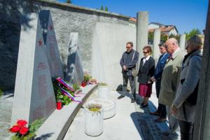 Trst in spomeniki padlim v Postojni