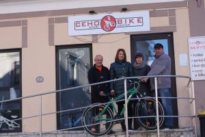 Predaja kolesa - predsednica SPV Martina Ivanović in predstavniki OŠ Miroslava Vilharja