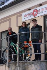 Predaja kolesa - predsednica SPV Martina Ivanović in predstavnik OŠ Antona Globočnika