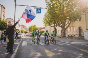 1F6A905F-E0A2-414B-8036-9E0064B6BA16