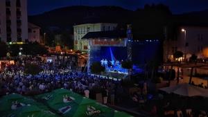 38904782_433941943766552_634240169947430912_n